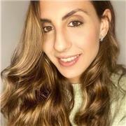 Insegnante di latino e greco impartisce lezioni agli studenti degli istituti secondari di secondo grado